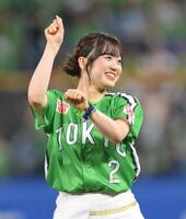 　５回終了後、「勝利をいただくキャッツアイダンス」を踊るＰａｓｓｉｏｎ・ＭＩＮＩＩ（撮影・伊藤笙子）