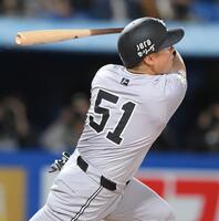 　８回、左越えソロを放つ浅野（撮影・伊藤笙子）