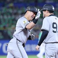 　８回、中越えソロを放ち笑顔でコーチとタッチを交わす浅野