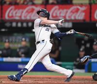 　３回、先制の左越え満塁ホームランを放つネビン（撮影・開出牧）