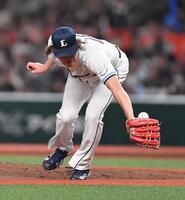 　７回、池田の打球をグラブに当て、投ゴロに仕留める今井（撮影・開出牧）