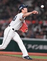 　味方の援護点を背に力投する今井（撮影・開出牧）