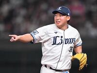 　８回、小川を二ゴロ併殺に打ち取った山田（撮影・開出牧）