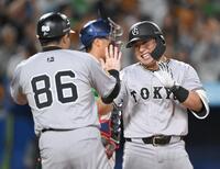 　８回、左越えソロを放ち、笑みを浮かべる浅野（右）＝撮影・伊藤笙子