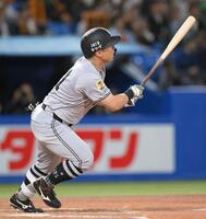 　８回、左越えソロを放つ浅野（撮影・伊藤笙子）