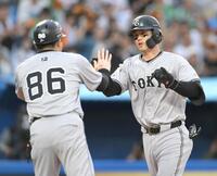 　１回、左越えソロを放ち、古城コーチ（左）に迎えられる若林（撮影・伊藤笙子）