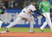 　６回、若林の打席で二盗を仕掛けるもアウトになる泉口（撮影・伊藤笙子）