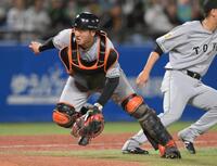 　７回、赤羽がバントした打球をはじく岸田（撮影・伊藤笙子）