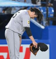 　８回、１点を失い、キャベッジに頭を下げる大勢（撮影・伊藤笙子）