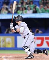 　８回、浅野が中越えソロを放つ