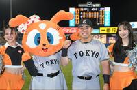 　今季１号を放ち、笑顔を見せる浅野（中央右）＝撮影・伊藤笙子