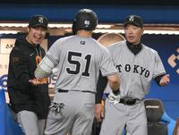 　８回、左越えソロを放った浅野（中央）を迎える阿部監督（右）と亀井コーチ（撮影・伊藤笙子）