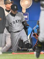 　６回、若林が三振ゲッツーとなり、肩を落とす阿部監督（撮影・伊藤笙子）