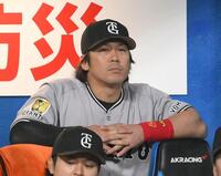 　９回、ベンチで戦況を見守る甲斐（撮影・伊藤笙子）