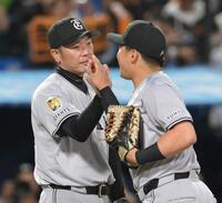 　浅野（右）とハイタッチする阿部監督（撮影・伊藤笙子）