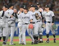 　今季１号を放って勝利に貢献し、笑顔でハイタッチする浅野（中央）＝撮影・伊藤笙子