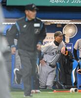 　５回、浅野の一塁アウトの判定を巡りリプレー検証を要求するも、判定は変わらず。厳しい表情の阿部監督（撮影・伊藤笙子）