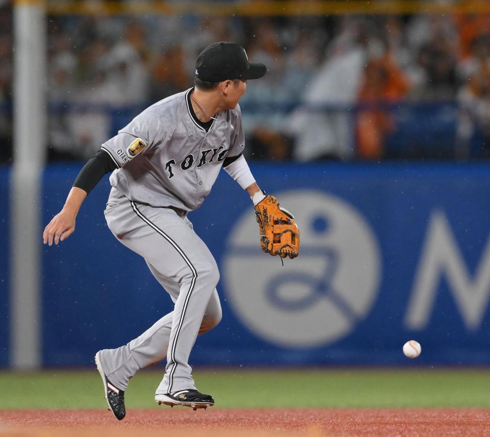 ４回、内山の打球をファンブルし、後ろにそらす坂本（撮影・伊藤笙子）