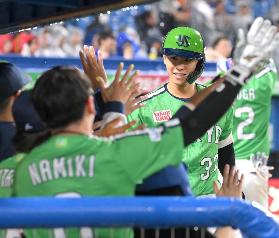 　８回、ソロを放ちナインに迎えられる内山（撮影・伊藤笙子）