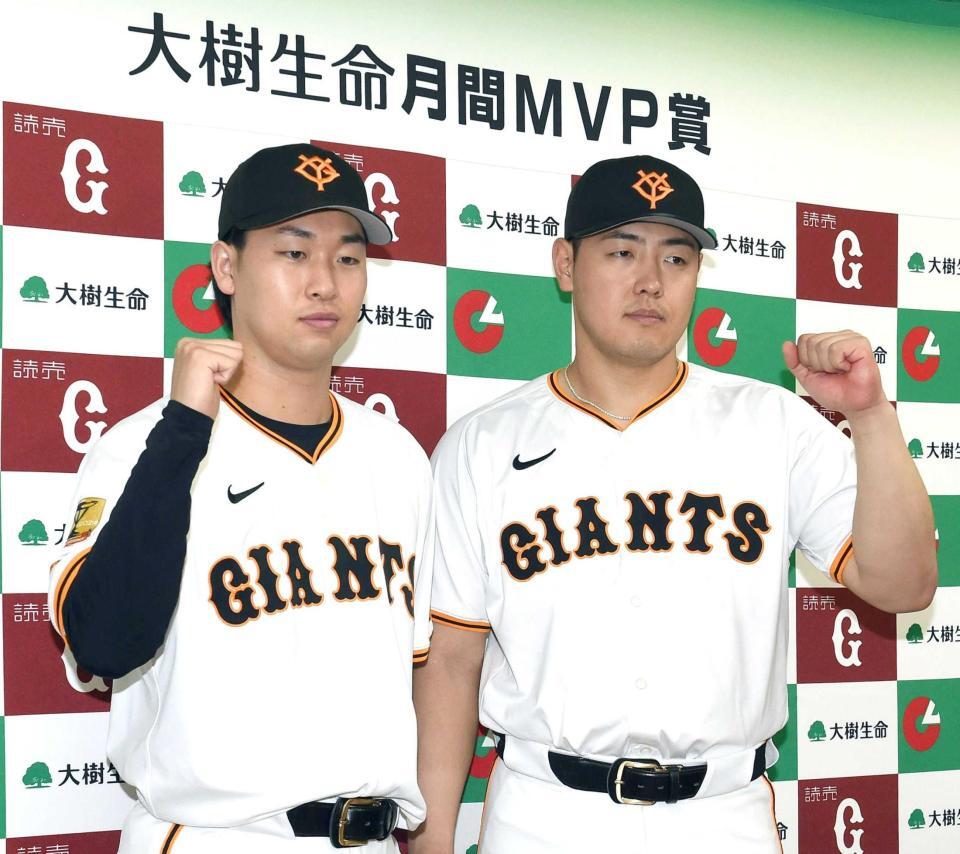 　３、４月の月間ＭＶＰ賞を獲得した山崎（左）と岡本