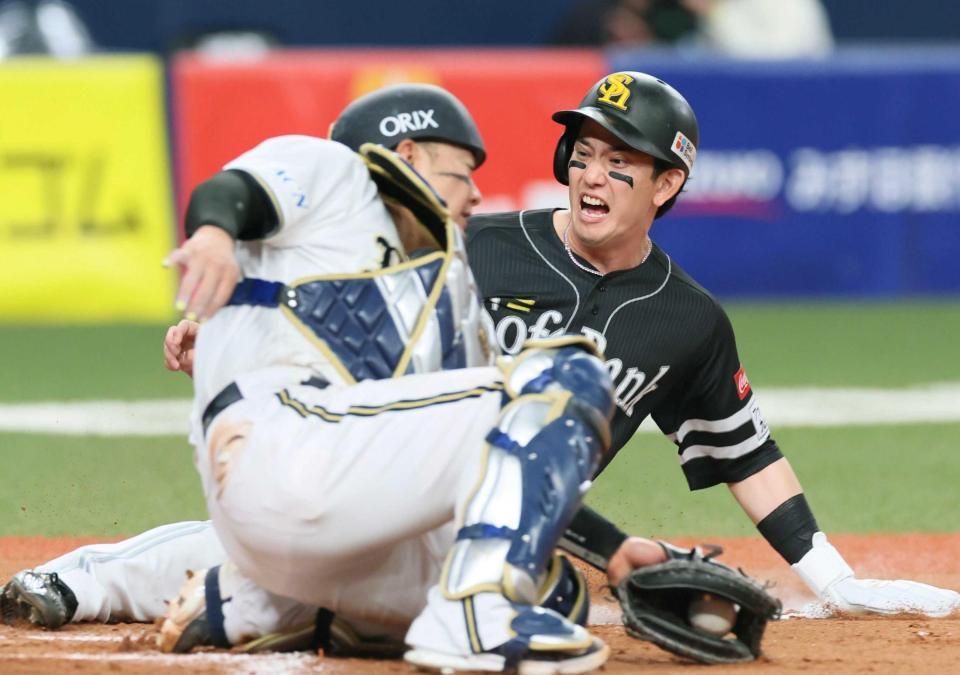 　６回、中村の適時内野安打で生還する栗原