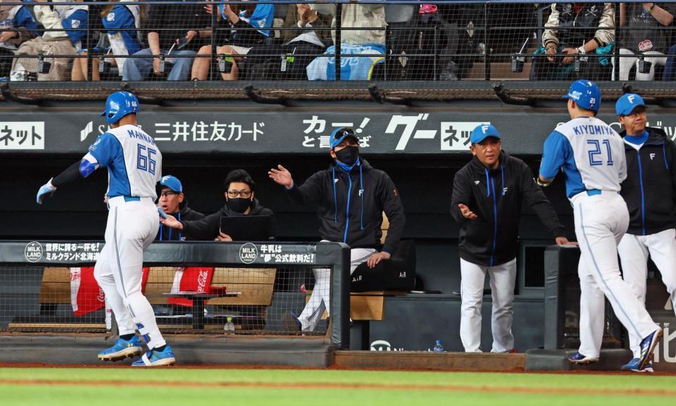 　２回、２ランを放った万波（６６）と清宮幸（右から２人目）を迎える新庄監督（中央）＝撮影・中島達哉