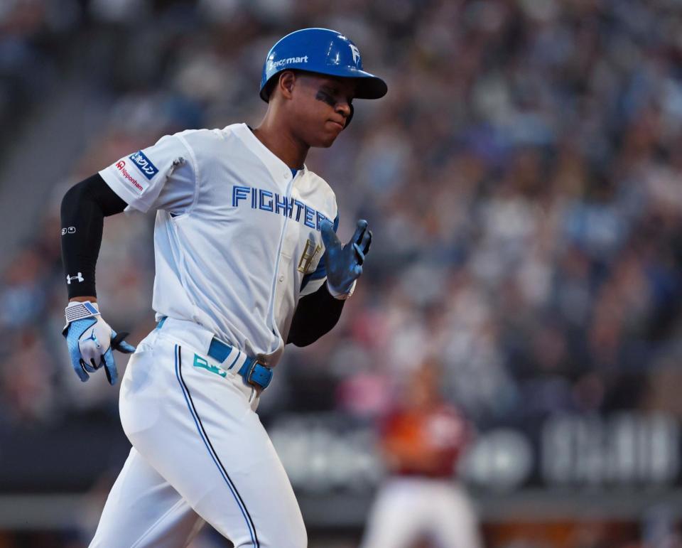 　５回、逆転満塁本塁打を放ち、ダイヤモンドを回る万波（撮影・中島達哉）