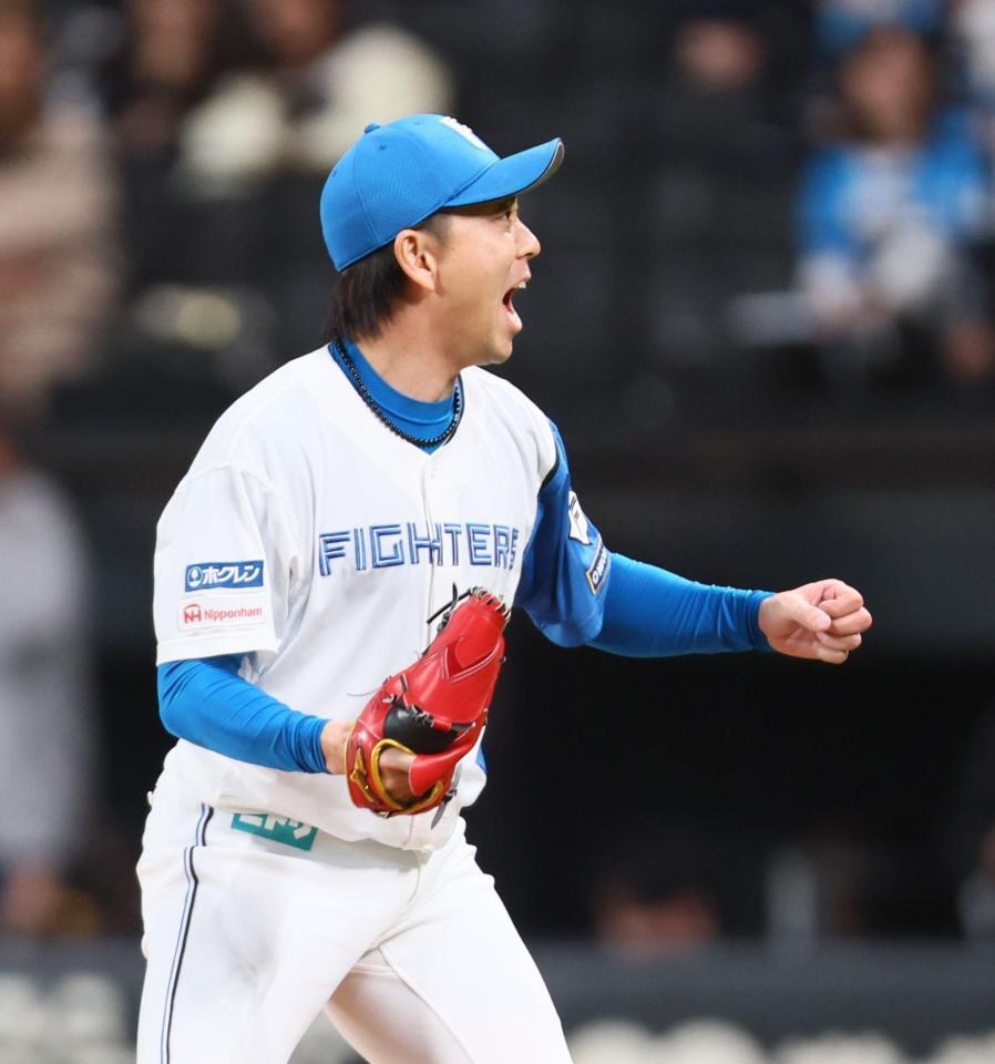 　６回、宗山を空振り三振に仕留め、ほえる宮西（撮影・中島達哉）