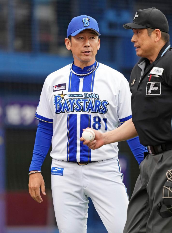 　６回、投手交代を告げる三浦監督