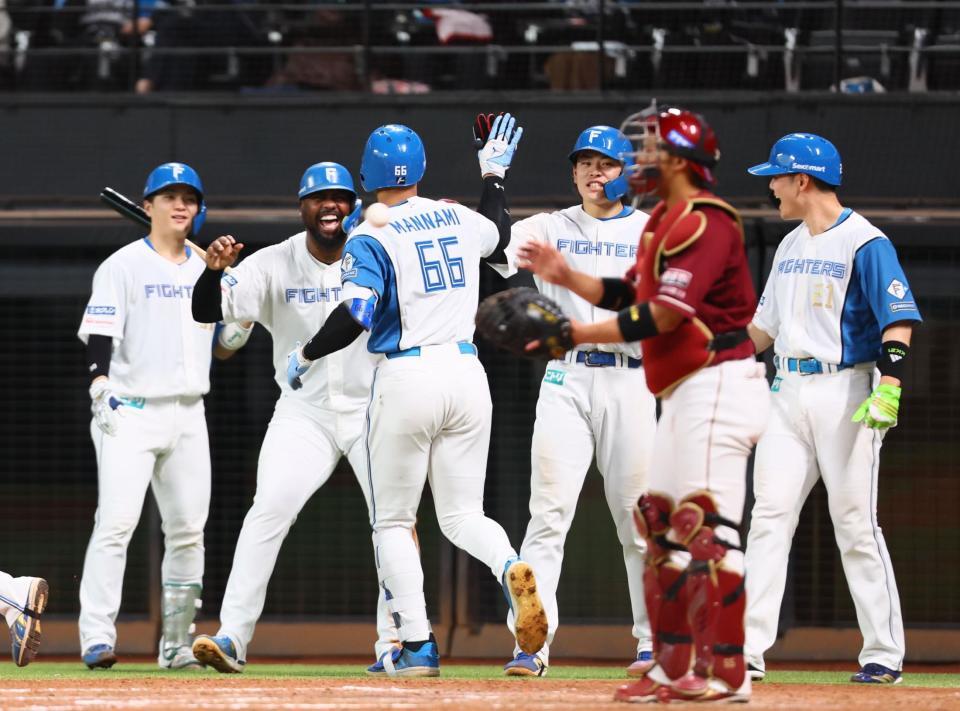 　５回、逆転満塁本塁打を放った万波（６６）を迎える清宮幸（右）ら日本ハムナイン（撮影・中島達哉）