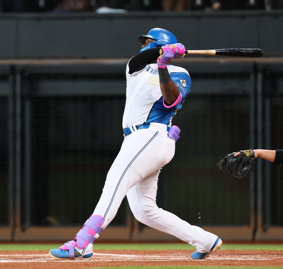 　１回、右越えに先制ソロを放つレイエス（撮影・中島達哉）