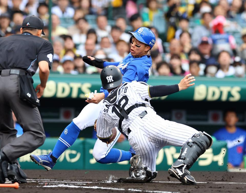 　１回、二塁走者の岡林は上林の右前打で本塁を狙うもタッチアウトになる（撮影・山口登）