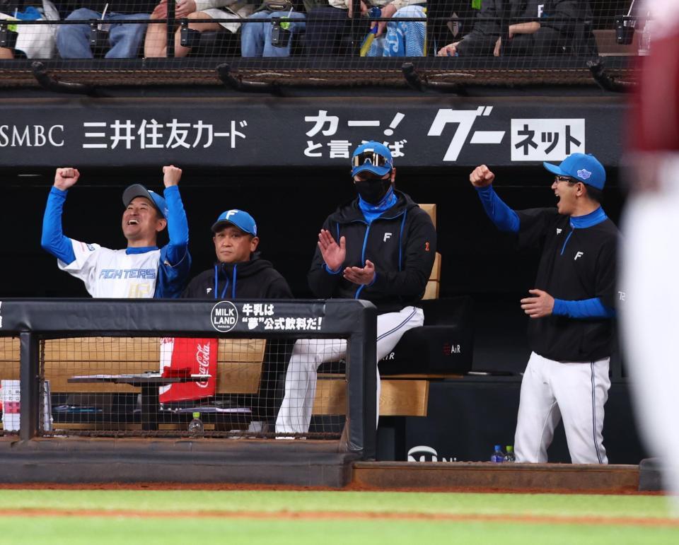 　楽天に連勝し、喜ぶ新庄監督（右から２人目）＝撮影・中島達哉