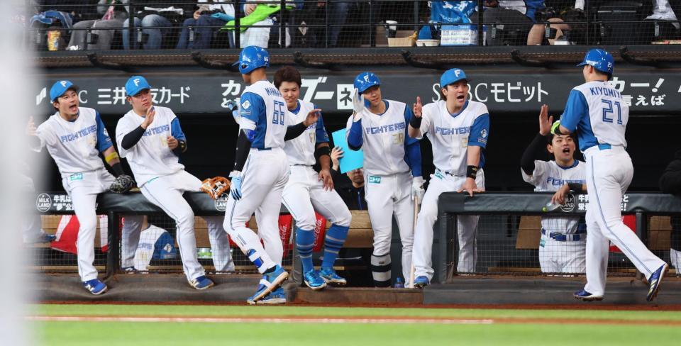 　２回、２ランを放った万波（左から３人目）らを迎える日本ハムナイン（撮影・中島達哉）