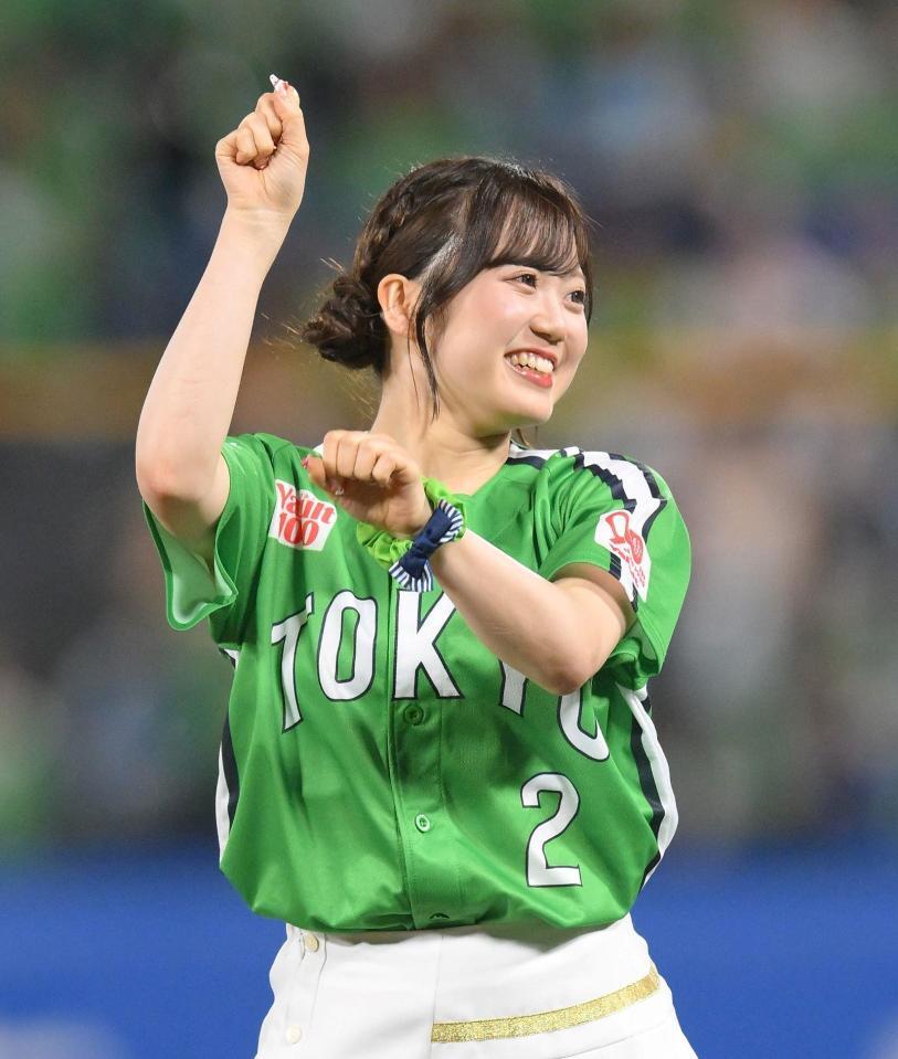 　５回終了後、「勝利をいただくキャッツアイダンス」を踊るＰａｓｓｉｏｎ・ＭＩＮＩＩ（撮影・伊藤笙子）