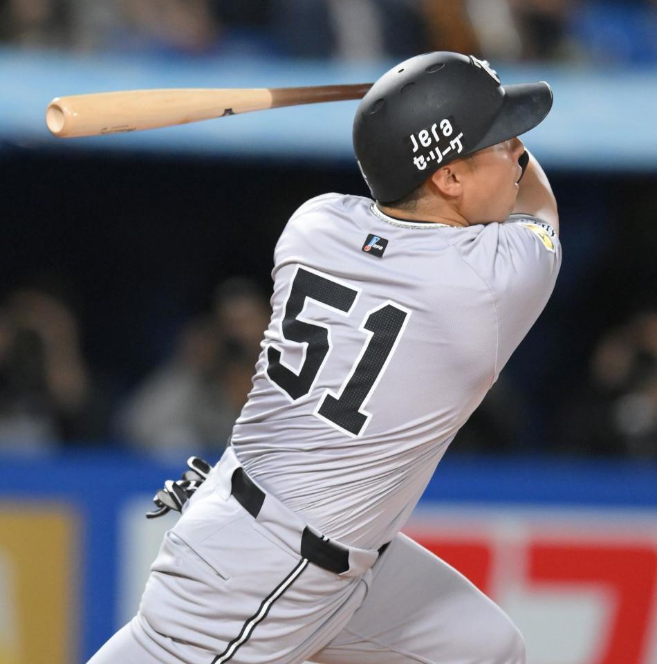 　８回、左越えソロを放つ浅野（撮影・伊藤笙子）