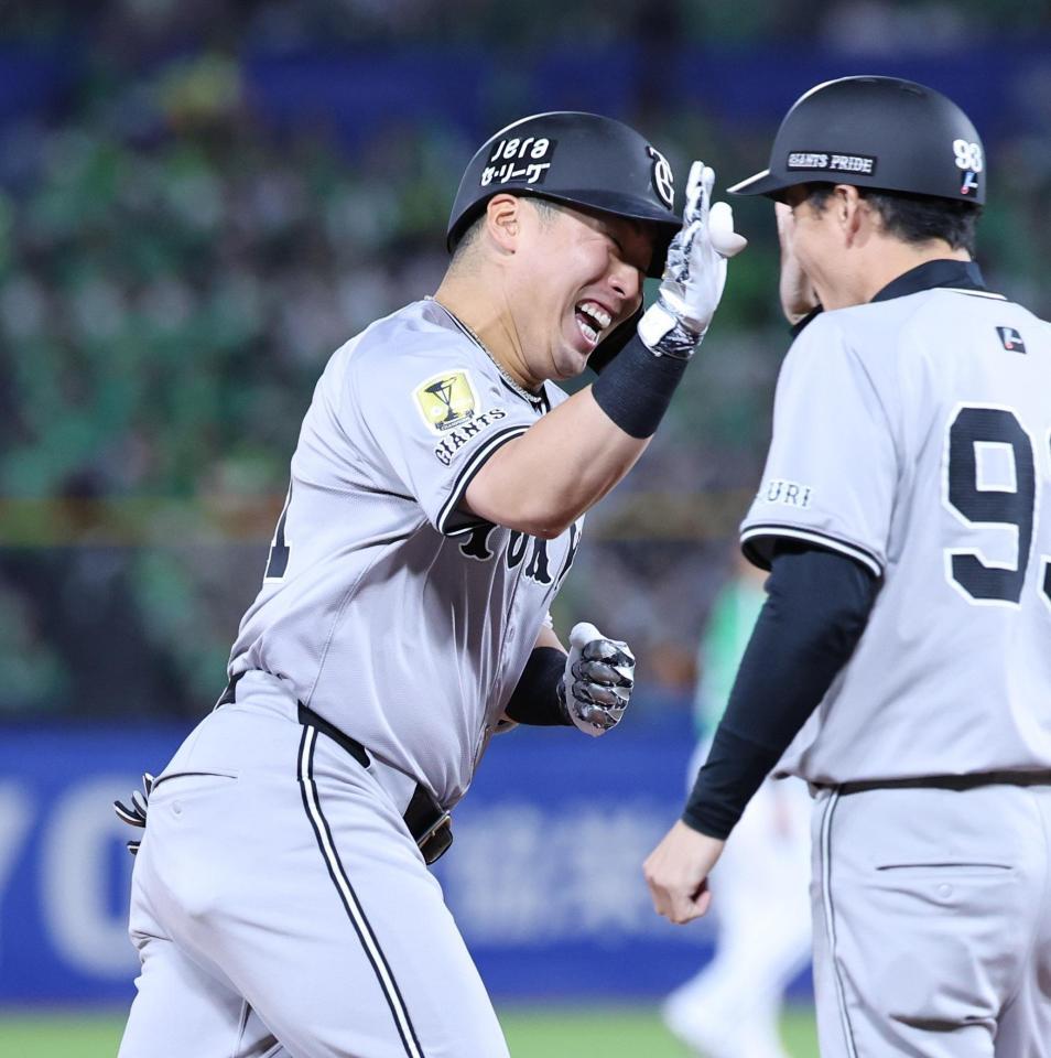 　８回、中越えソロを放ち笑顔でコーチとタッチを交わす浅野