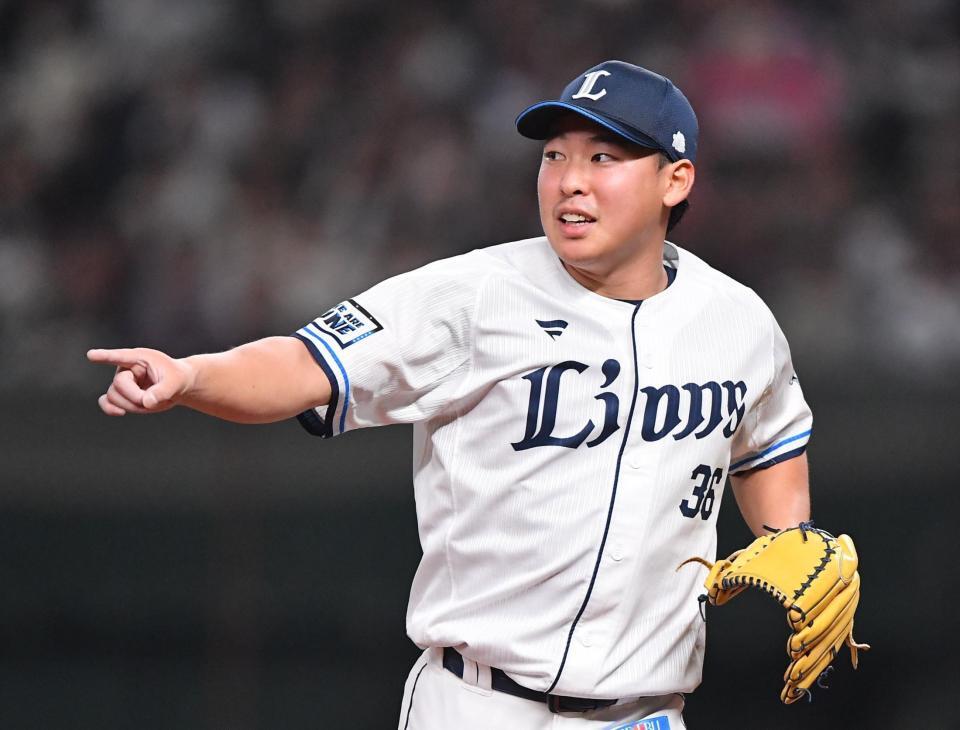 　８回、小川を二ゴロ併殺に打ち取った山田（撮影・開出牧）