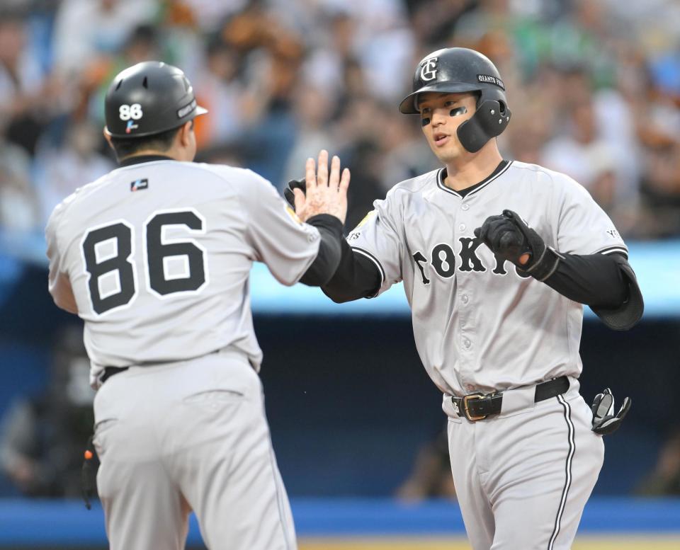 　１回、左越えソロを放ち、古城コーチ（左）に迎えられる若林（撮影・伊藤笙子）