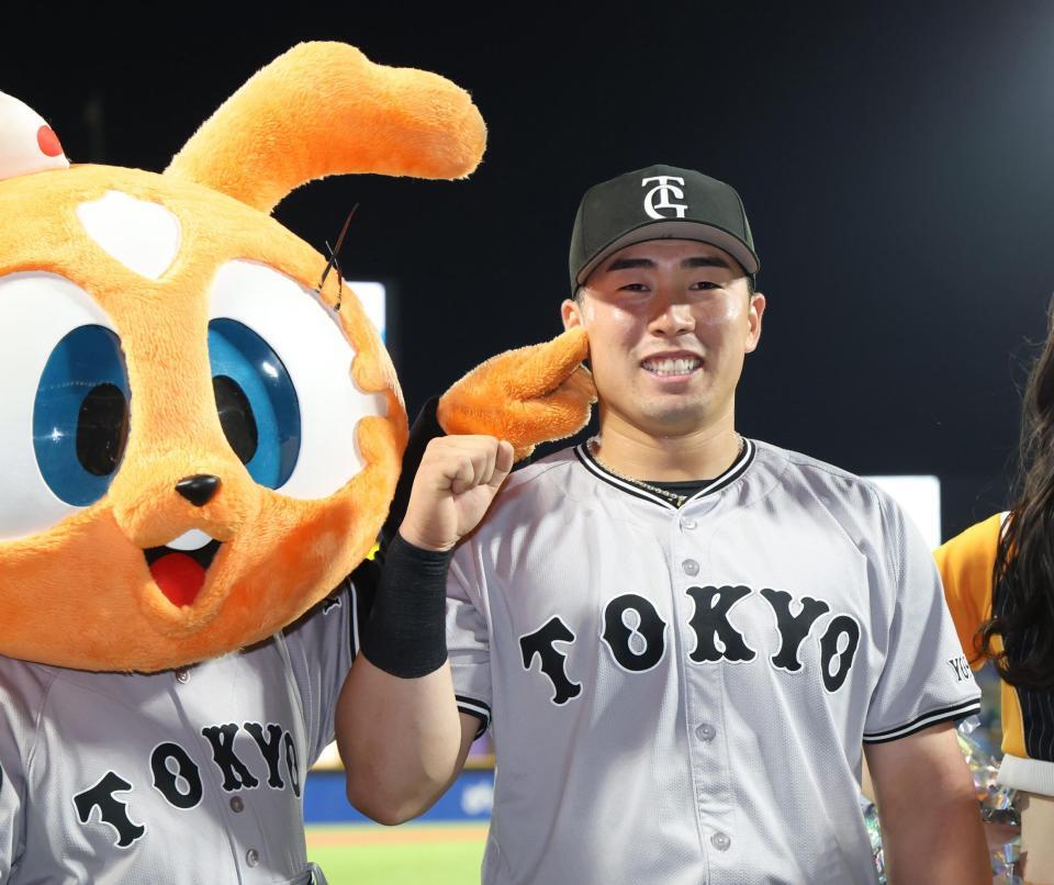 　ヒーローインタビューで笑顔を見せる浅野