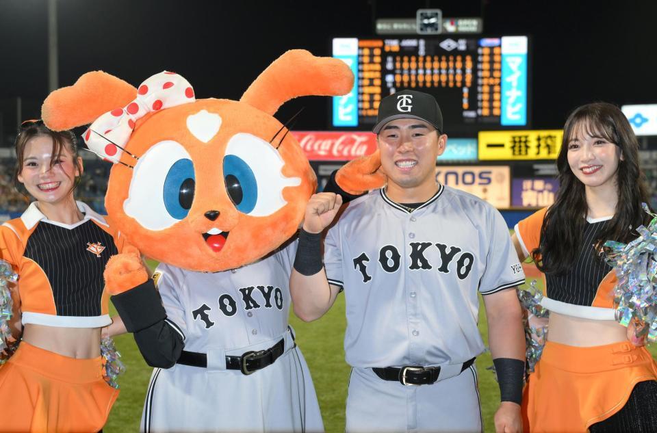 　今季１号を放ち、笑顔を見せる浅野（中央右）＝撮影・伊藤笙子