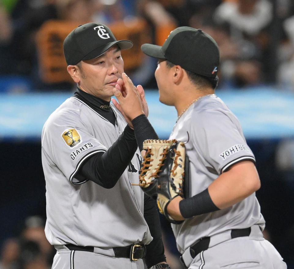 　浅野（右）とハイタッチする阿部監督（撮影・伊藤笙子）