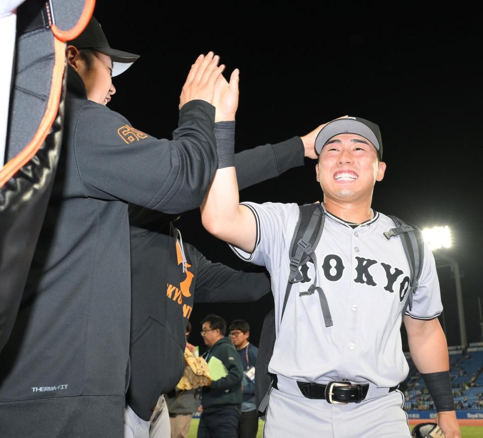 　試合後、ブルペン陣とハイタッチする浅野（右）＝撮影・伊藤笙子