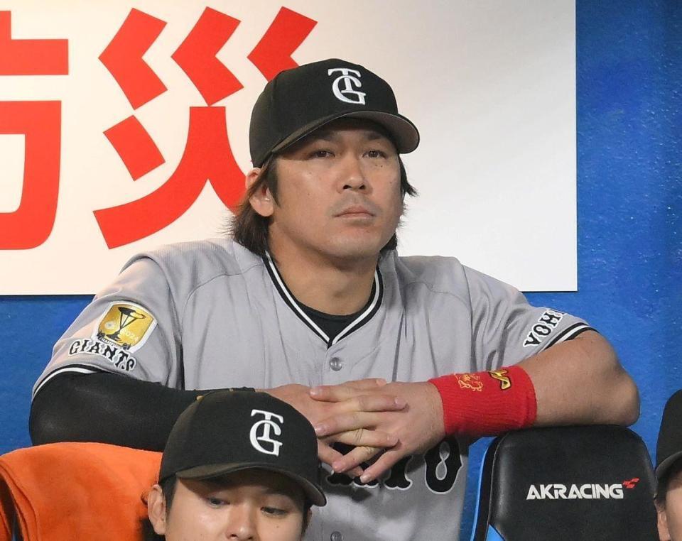 　９回、ベンチで戦況を見守る甲斐（撮影・伊藤笙子）