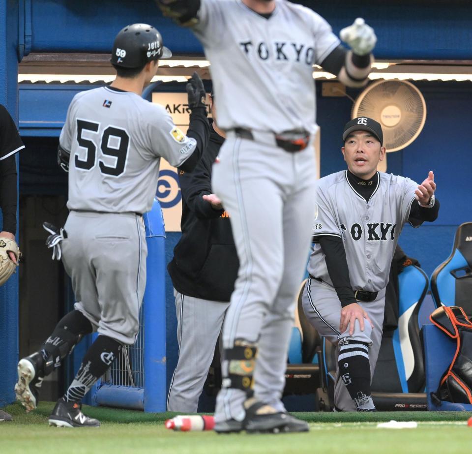 　１回、左越えソロを放った若林（左）を迎える阿部監督（撮影・伊藤笙子）