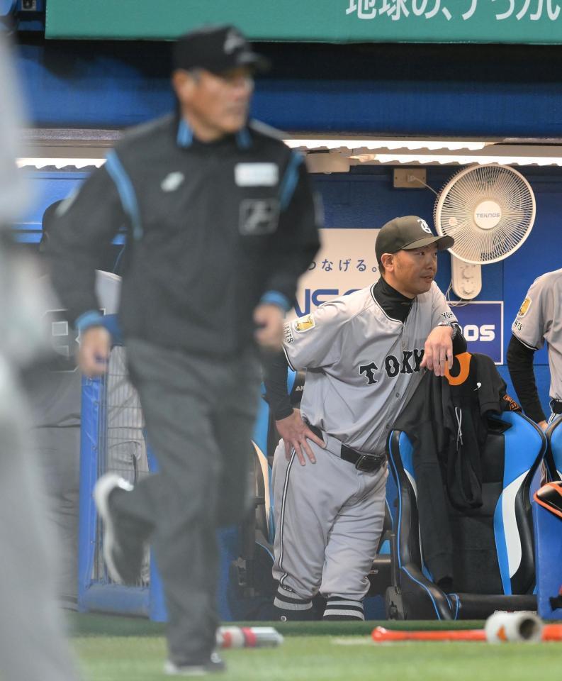 　５回、浅野の一塁アウトの判定を巡りリプレー検証を要求するも、判定は変わらず。厳しい表情の阿部監督（撮影・伊藤笙子）
