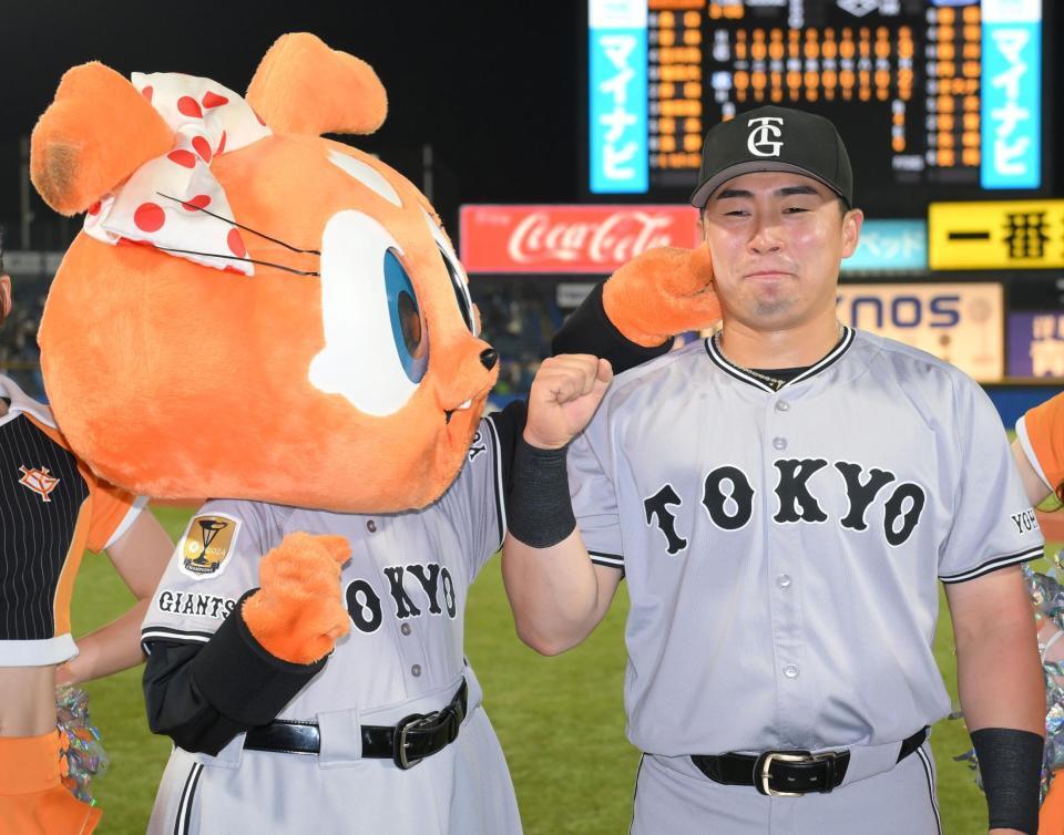 　お立ち台でシスタージャビットに頬をツンツンされ、ちょっと照れ気味の浅野（右）＝撮影・伊藤笙子