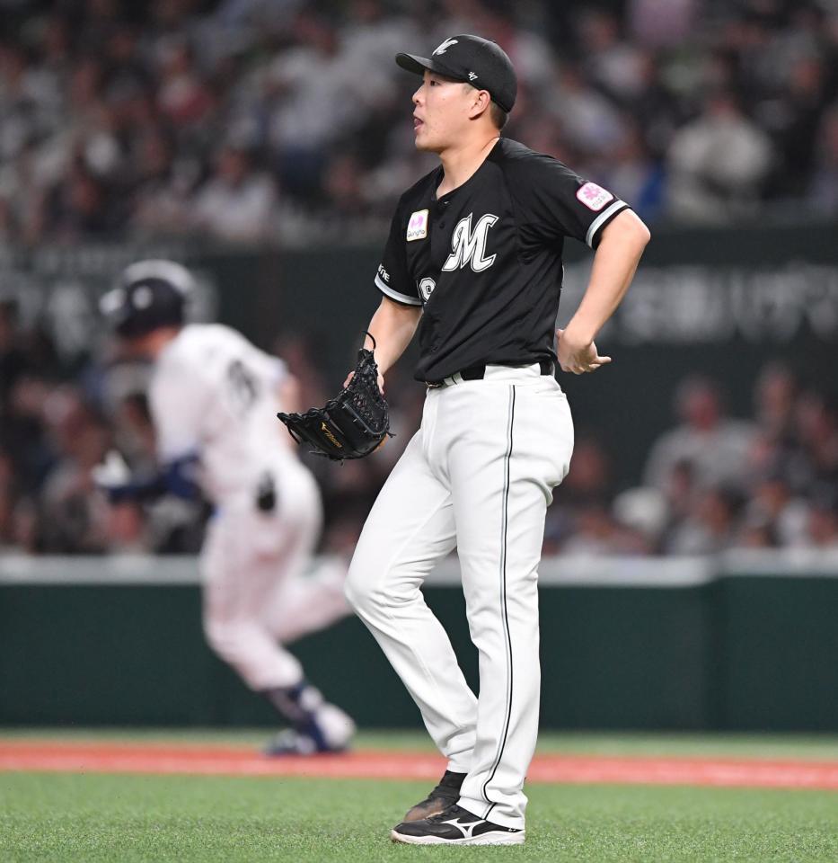 　３回、ネビン（後方）に先制の左越え満塁ホームランを打たれた西野（撮影・開出牧）