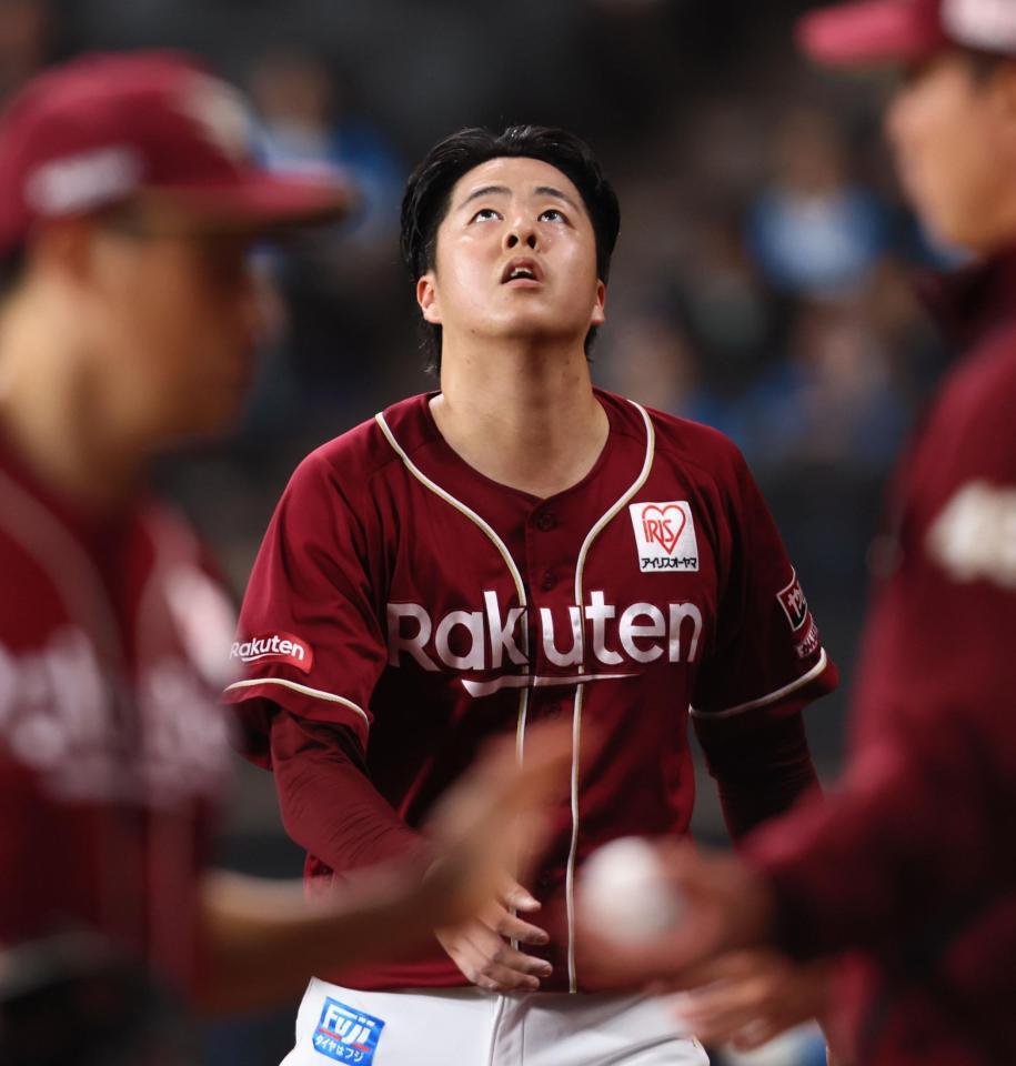 　５回、逆転満塁本塁打を浴び、ベンチに戻る松井（撮影・中島達哉）