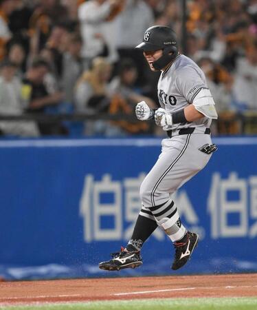 　８回、ソロを放ち、拳を握りながらダイヤモンドを一周する浅野（撮影・伊藤笙子）